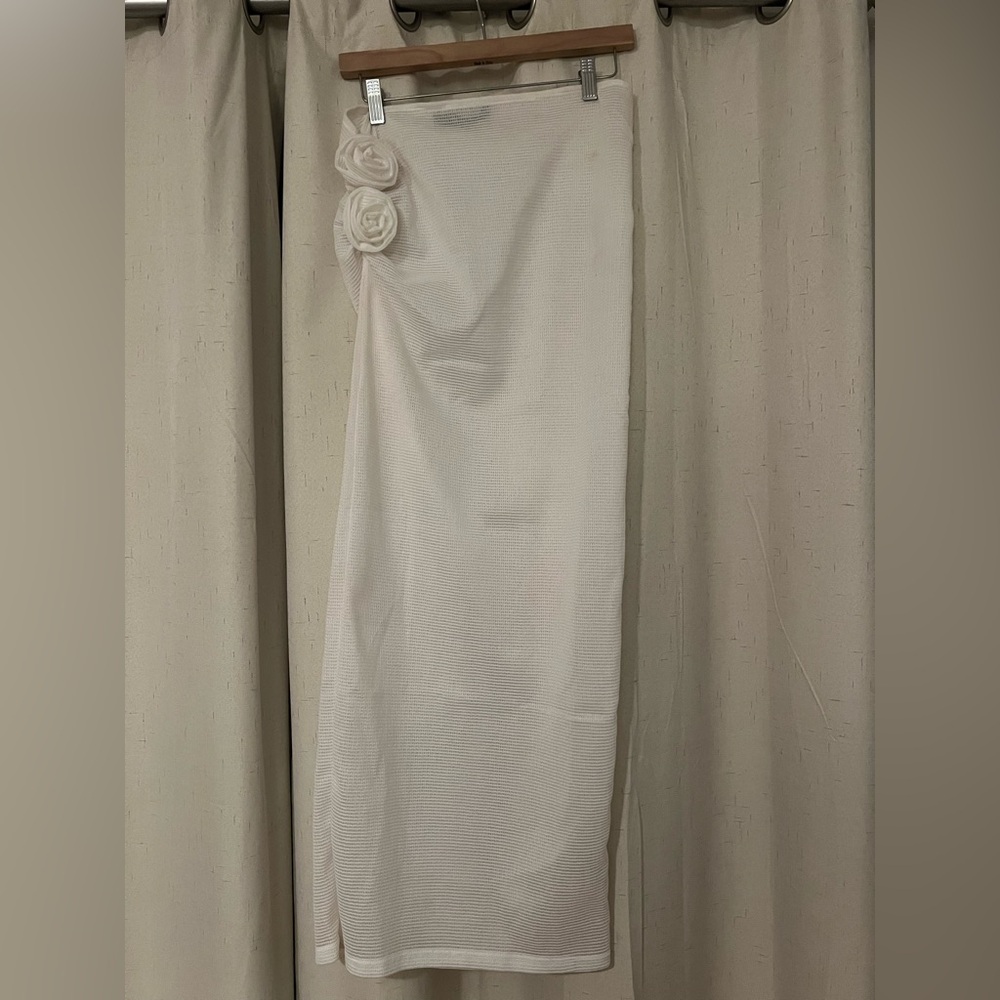 Lioness soul mate maxi skirt in porcelain. Runs a little large.